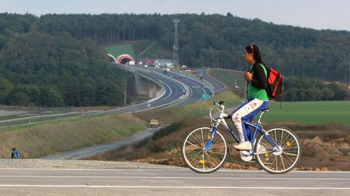 Absurdity roku 2022: Měření vzdálenosti auta od cyklisty i zákaz zaměstnání manželky; Zdroj foto: Ondřej Besperát, Aktuálně.cz