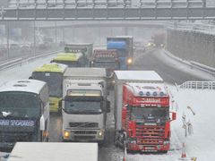 V parkoviště pro nákladní vozy se proměnila uklouzaná silnice M25 u města Reigate na jihu Anglie.