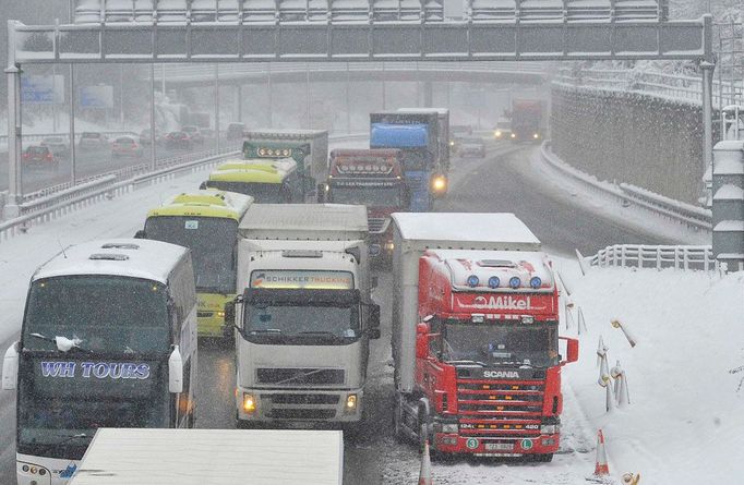 V parkoviště pro nákladní vozy se proměnila uklouzaná silnice M25 u města Reigate na jihu Anglie.