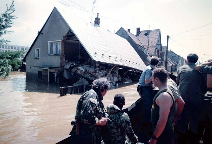 Archivní snímek z povodní v roce 1997, které postihly třetinu země, nejvíce Moravu a východní Čechy.