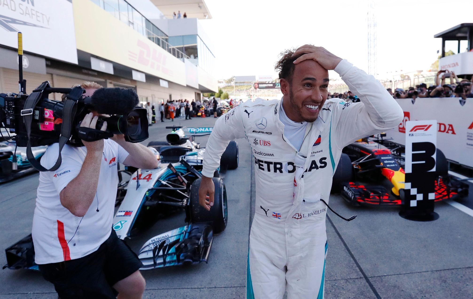 Lewis Hamilton slaví triumf na VC Japonska