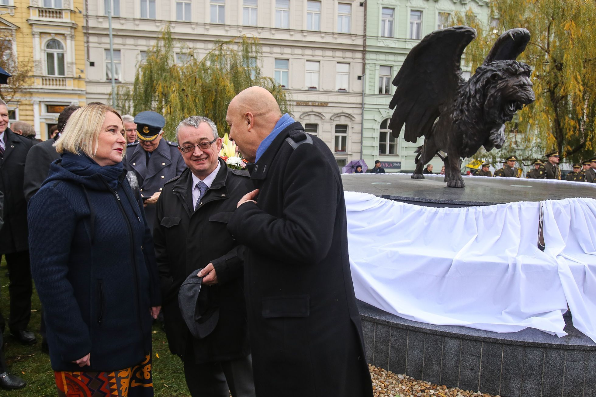 Odhalení pamětní desky Čechoslovákům bojujícím v RAF na památníku na Klárově v Praze