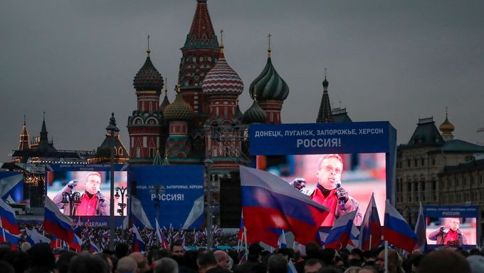 Připojení dobytých ukrajinských oblastí k Rusku oslavila ruská státní propaganda velkým shromážděním na Rudém náměstí v Moskvě 1. října 2022.