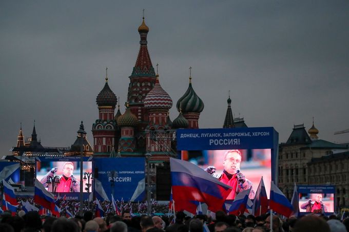Připojení dobytých ukrajinských oblastí k Rusku oslavila ruská státní propaganda velkým shromážděním na Rudém náměstí v Moskvě 1. října 2022.