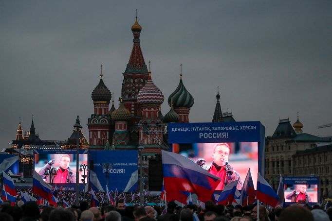 Připojení dobytých ukrajinských oblastí k Rusku oslavila ruská státní propaganda velkým shromážděním na Rudém náměstí v Moskvě 1. října 2022.