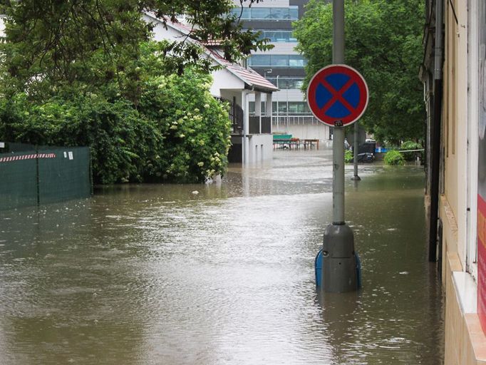 Za ní se už rýsovala jen zatopená ulice.