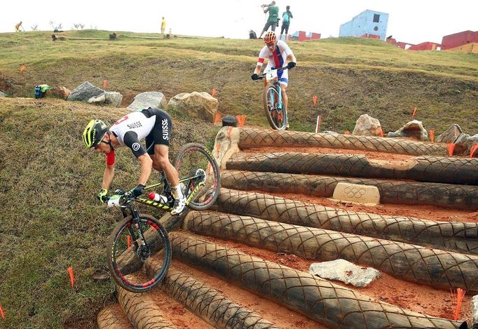 Nino Schurter a Jaroslav Kulhavý v závodě bikerů na olympiádě v Riu