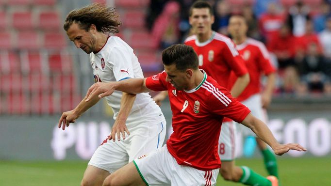 Petr Jiráček v souboji s Adamem Szalaiem během přátelského utkání mezi Českou republikou a Maďarskem.