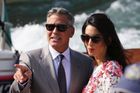 Manželka herce Clooneyho čeká podle rodiny dvojčata