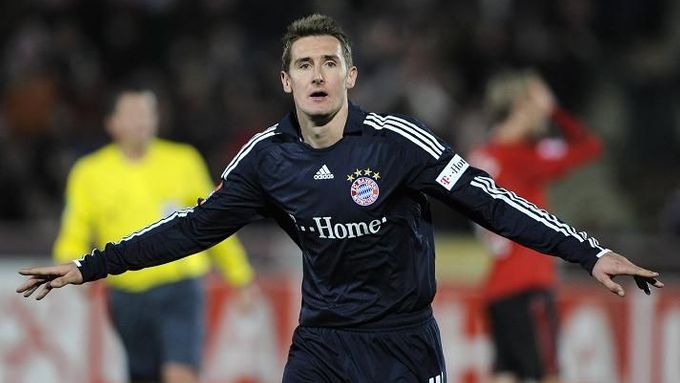 Miroslav Klose se raduje ze své branky do sítě Leverkusenu