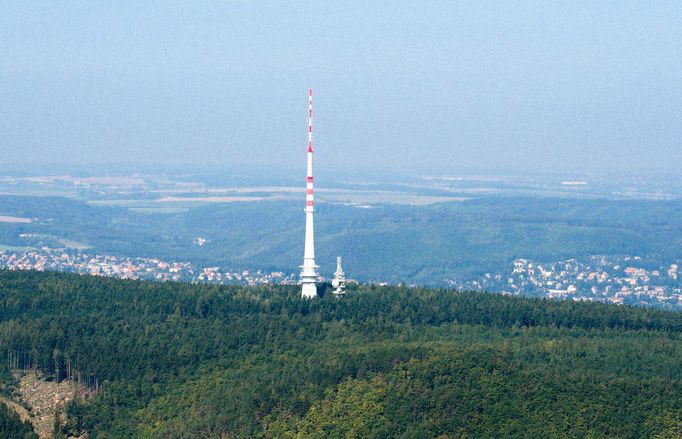 Na snímku: Vysílač Cukrák na vrcholku na kopce Kopanina (411 m n. m.), někdy nazývaném též Cukrák. Odtud televizní věž dostala svůj dnes už zlidovělé jméno.