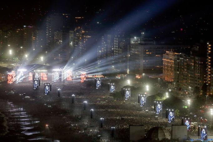 Snímek z vystoupení Madonny na pláži Copacabana.