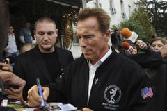 K Dvojčatům DeVitovi a Schwarzeneggerovi přibude Murphy