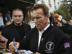 Arnold Schwarzenegger se podepisuje zájemcům v Sofii.