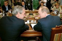 Bush a Putin: Rusko nechce americký radar v Česku