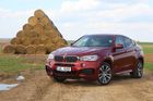 Druhá generace BMW X6 nepůsobí tak mohutně jako minulá. Díky snížení výšky o čtyři centimetry (nyní 170 centimetrů) má - i přes prodloužení délky o 32 milimetrů - přirozenější proporce.