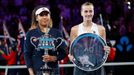 Naomi Ósakaová a Petra Kvitová s trofejemi pro vítězky Australian Open.