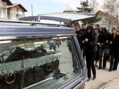 Pohřeb spisovatele a novináře Stojeva, zastřeleného neznámým pachatelem v Sofii.