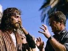 Mel Gibson (vpravo) při režii snímku Umučení Krista
