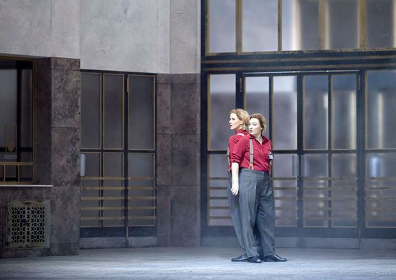 Vpravo je Jennifer Davisová jako Leonora/Fidelio, vlevo Katrin Röverová jako její zosobněné nitro.