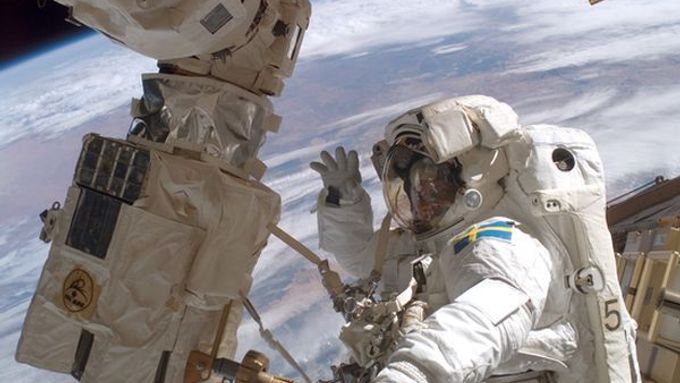 Švéd Christer Fuglesang, astronaut ESA, při výstupu do vesmíru v prosinci 2006.