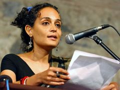 Nejslavnější román Arundhati Roy (na fotografii z roku 2005) se točí okolo zakázaného milostného vztahu.