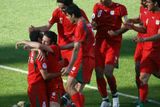 Íránští fotbalisté se radují z gólu Jahýii Golmohammadího (vlevo) proti Mexiku.