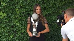 Karolína Plíšková s trofejí pro světovou jedničku