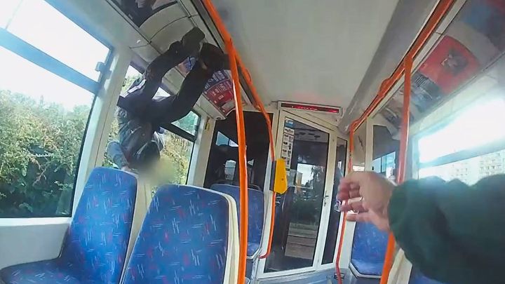 Vyskočil z okna tramvaje, aby utekl revizorovi. Zapomněl ale, že už mu dal doklady