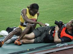 S prstem na spoušti a atletkou na zádech. Maria Mutolaová padá přes fotografa, číhajícího na dobrý záběr.