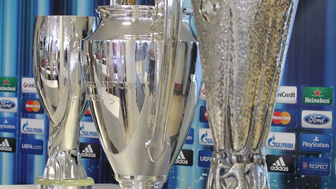 Poprvé se tři nejslavnější fotbalové klubové trofeje sešly v Praze pohromadě