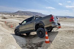 Toyotu českých vojáků dostihla elektrifikace. Zvládne Hilux v terénu to, co dříve?