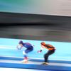 Natalia Voroninová z Ruska a Nizozemka Sanne In 't Hofová v závodě rychlobruslařek na 5000 m na ZOH v Pekingu 2022