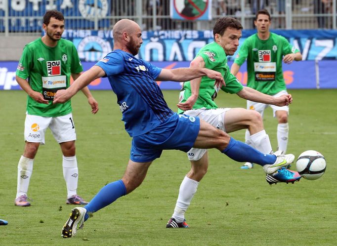 Nezmar a Lafata bojují o míč v utkání Jablonec - Liberec.