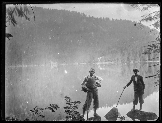 Archivní snímky neznámých autorů z let cca1900-1945, které zachraňuje fotograf Martin Wágner v rámci projektu "Negativy z popelnice" a dokumentuje tak zmizelý svět.