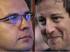 Vlevo Andy Coulson, vpravo premiér Cameron, který kvůli němu čelí mimořádné krizi