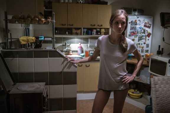 Partnerky hrdinů (na snímku Eliška Křenková jako Petrova žena Lucie) doma ze zásady chodí jen v tričku a spodním prádle.