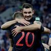 Dejan Lovren a Marko Pjaca se radují v zápase Rusko - Chorvatsko na MS 2018