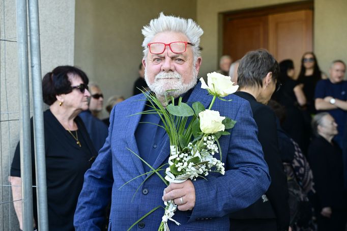 Rozloučení s hercem Jiřím Krampolem se konalo v pátek ve smuteční síni strašnického krematoria v Praze. Na snímku herec Václav Upír Krejčí.