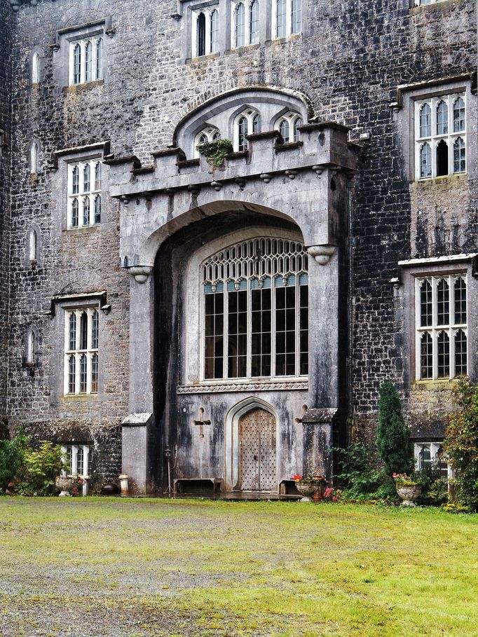 Strašidelný hrad Charleville a tajemný druidský les poblíž irského Tullamore