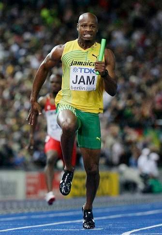 Asafa Powell při doběhu štafety