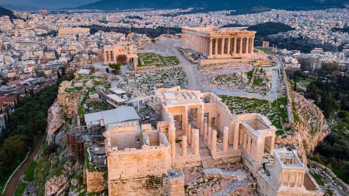 Památky v Athénách jsou kvůli vedru zavřené od poledne až do půl šesté večer.