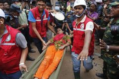 Pod troskami v Dháce našli záchranáři už 251 mrtvých