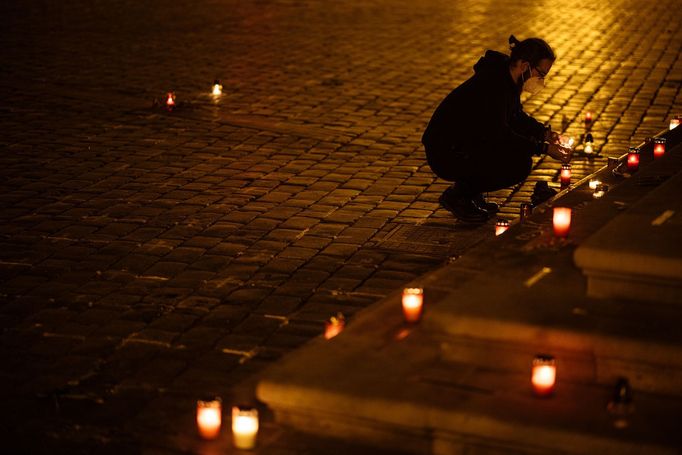 Lidé na Staroměstském náměstí v Praze spontánně uctívají oběti pandemie u křížů, které zde křídou nakreslila iniciativa Milion chvilek pro demokracii. 24 - 25. 3. 2021