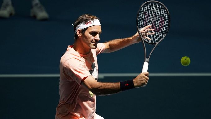 Roger Federer během nedělního tréninku na Australian Open.