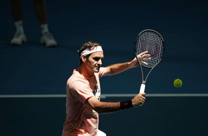 Roger Federer během nedělního tréninku na Australian Open.