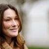 Carla Bruni-Sarkozy při návštěvě dětské kliniky v Garchesu