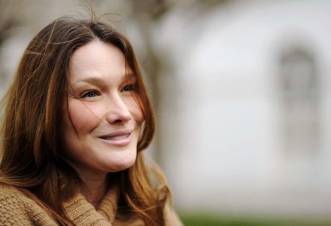 Carla Bruni-Sarkozy při návštěvě dětské kliniky v Garchesu