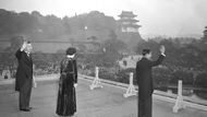 V listopadu roku 1952 Akihito oficiálně přijal titul korunního prince. Na fotografii je se svým otcem, tehdejším císařem Hirohitem, a císařovnou a svou matkou Nagako. Vítá ho dav příznivců.