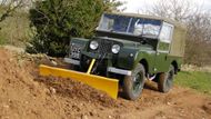 S trojími dveřmi začal na konci 40. let i přímý předchůdce Land Roveru Defender, off-road Series I. A varianta s trojicí dveří se ve výrobě udržela po všechny generace vozu až do ukončení výroby Defenderu.